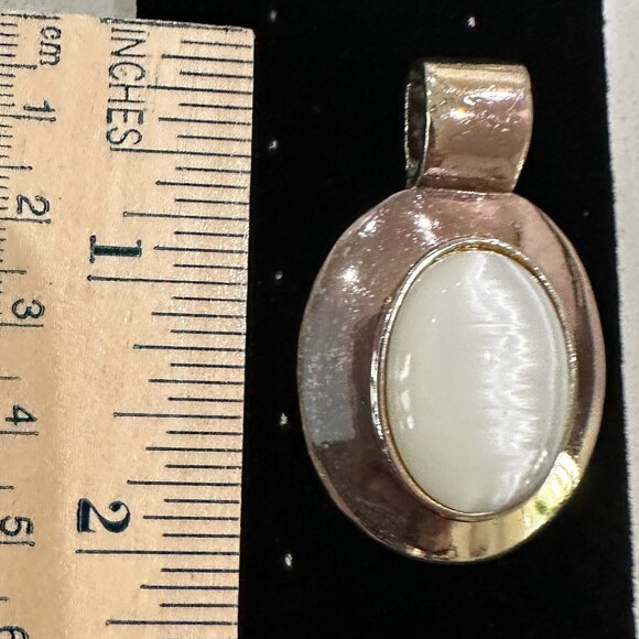 Vintage Cat's Eye Glass White Pendant - Picture 4 of 5